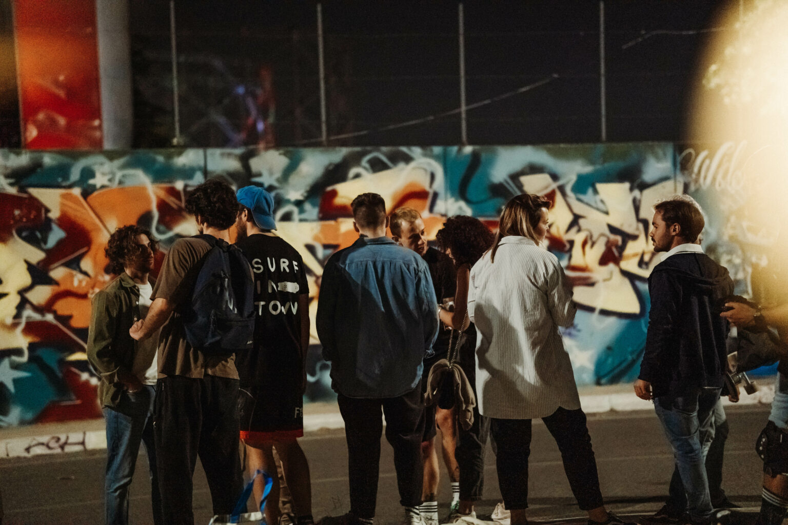 persone durante un evento serale di skate